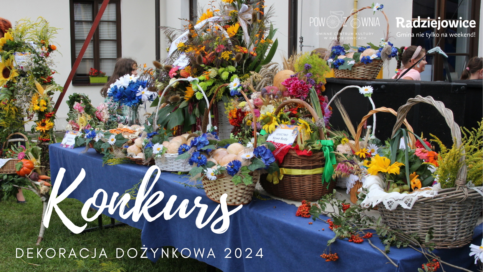 Zdjęcie przedstawia dekoracje dożynkowe, wyraz konkurs oraz logo Gminnego Centrum Kultury Powozownia w Radziejowicach i logo Gminy Radziejowice "Radziejowice, gmina nie tylko na weekend"