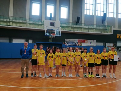 Drużyna PSP Jasień podczas  finału województwa małopolskiego w piłce koszykowej dziewcząt Igrzyska Dzieci (rocznik 2010 i młodsze)