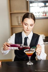 uczennica przygotowywuje drinka bezalkoholowego