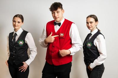 uczniowie w strojach kelnerskich