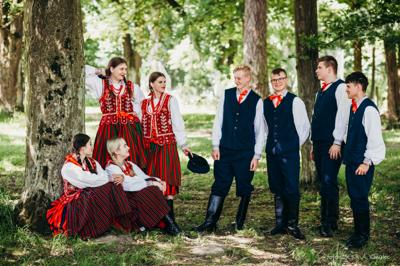 Sesja zdjęciowa Zespołu Młodzieżowego ZSCKR „Sichowiacy”
