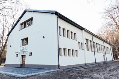 hala sportowa z zewnątrz