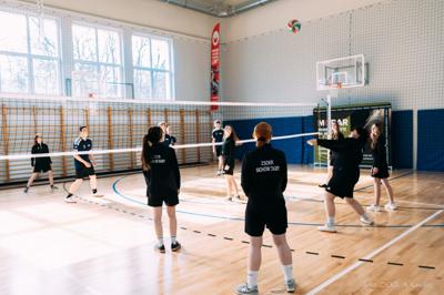 hala sportowa w środku - uczniowie grają w siatkę