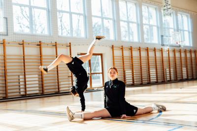 hala sportowa w środku - akrobatyka