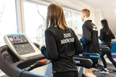 hala sportowa w środku - uczniowie ćwiczą