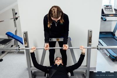 hala sportowa w środku - uczniowie ćwiczą