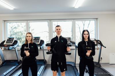 hala sportowa w środku - uczniowie ćwiczą