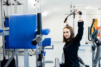 hala sportowa w środku - uczniowie ćwiczą