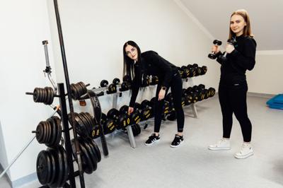 hala sportowa w środku - uczniowie ćwiczą