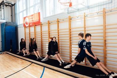 hala sportowa w środku - ćwiczenia uczniów