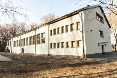 hala sportowa z zewnątrz