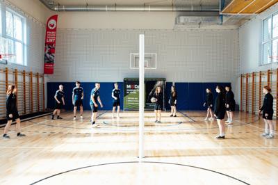 hala sportowa w środku - uczniowie grają w siatkę