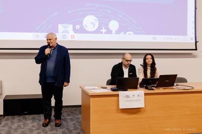 Dyrektor przemawia do zgromadzonych