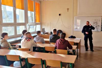 uczniowie podczas spotkania z policjantem