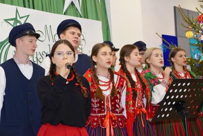 Uczniowie zespołu śpiewający kolędy