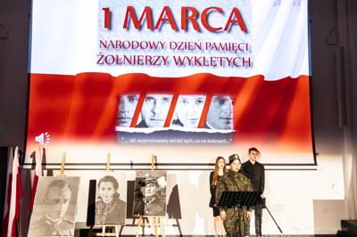 uczniowie podczas uroczytego apelu