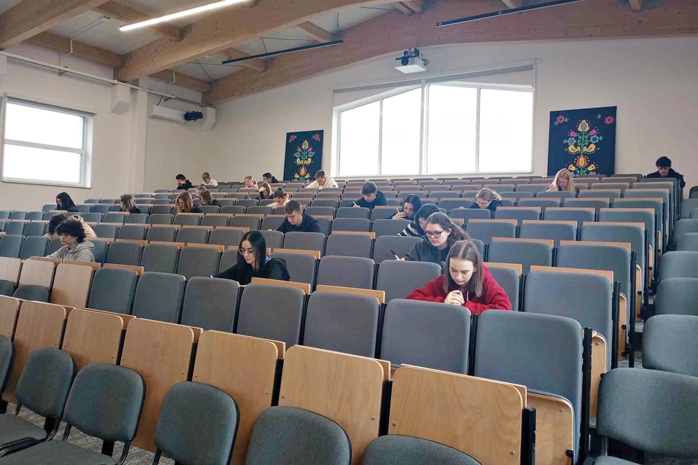 uczniowie podczas konkursu