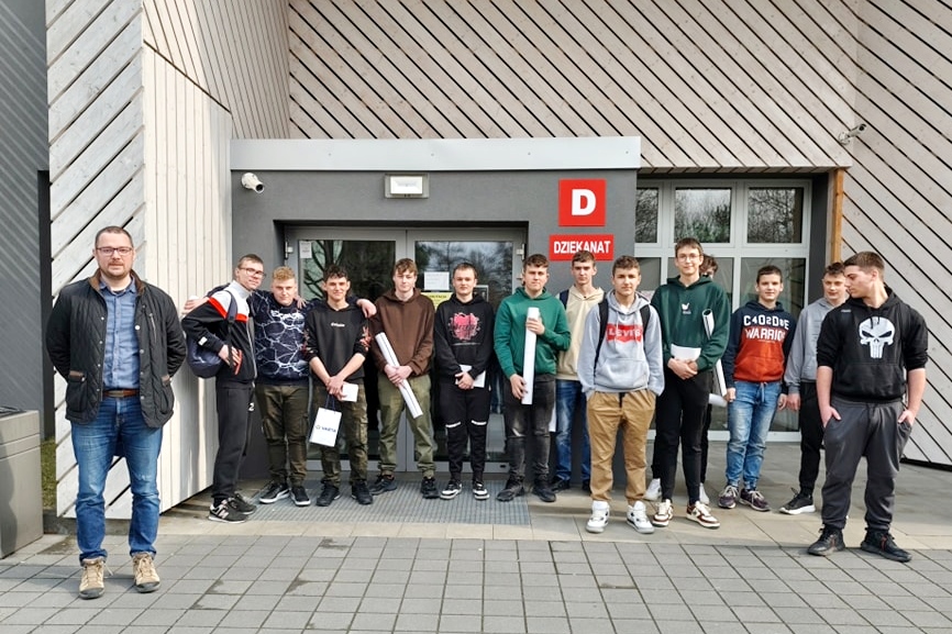 Uczniowie podczas wyjazdu edukacyjnego do Krakowa