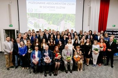 uczniowie i nauczyciele podczas zakończenia