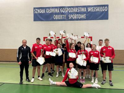 zawodnicy itrener z dyplomami