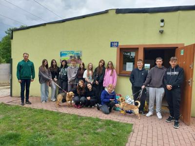 uczniowie oraz opiekunowie przed budynkiem schroniska