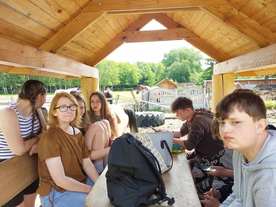 uczniowie w Stajni Pod lasem