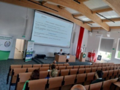 uczestnicy w auli podczas części teoretycznej