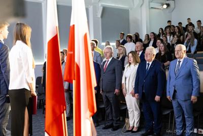 uczestnicy uroczystości zakończenia roku szkolnego podczas hymnu