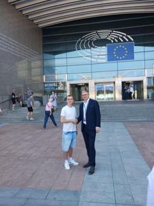 Zwyciązca konkursu z posłem Adamem JArubasem w Brukseli