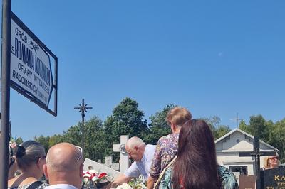 Dyrektor szkoły składa kwiaty na pomniku