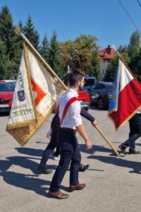 Poczet szkoły w trakcie przemarszu