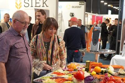 nauczyciele podczas targów