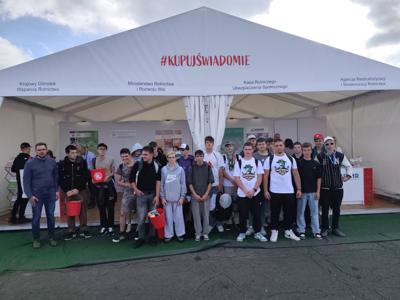 Zdjęcie grupowe uczniów podczas targów