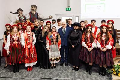 uczniowie występujący podczas jubileuszu z Dyrektorem szkoły