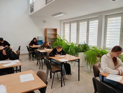 uczniowie podczas etapu szolnego konkursu matematycznego