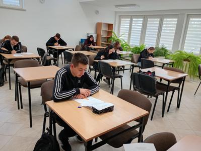 uczniowie podczas etapu szolnego konkursu matematycznego