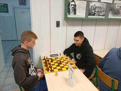 uczestnicy podczas turnieju szachowego