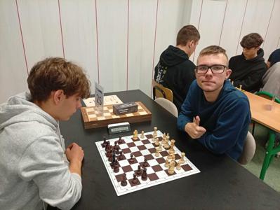 uczestnicy podczas turnieju szachowego