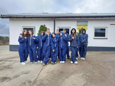 Uczniowie podczas terenowych zajęć pratycznych