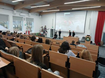 uczetnicy konferencji w auli