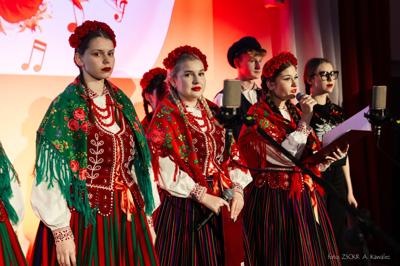 uczennnice podzas spiewania pieśni Szara piechota