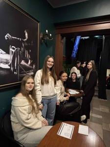 uczniowie czekają na spektakl