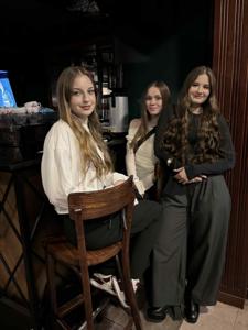 uczniowie czekają na spektakl