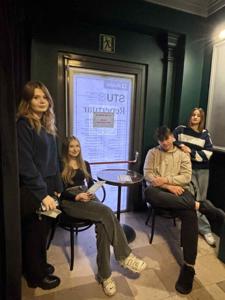 uczniowie czekają na spektakl