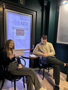 uczniowie czekają na spektakl