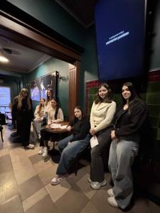 uczniowie czekają na spektakl