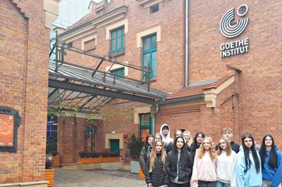 uczniowie przed instytutem w Krakowie