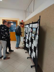 uczniowie przy ściance informacyjnej