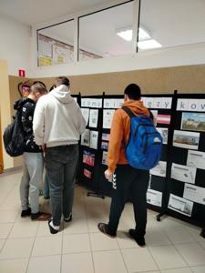 uczniowie przy ściance informacyjnej