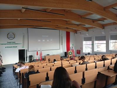 uczniowie podczas konkursu